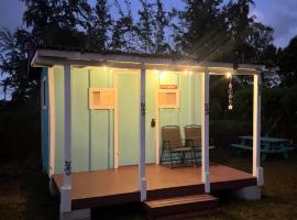 North-Shore Tiny Hales-Oahu, Hawaii，位于拉耶的酒店