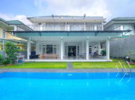 Villa Ixora Resort，位于Cibadak的酒店