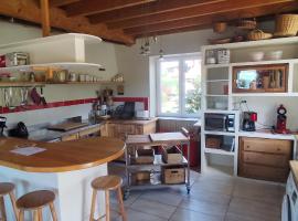 Groovy Room - Gîte les Zazous，位于Lormes的酒店