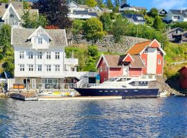 Waterfront Villa Boat Included, Near Bergen，位于林多斯的酒店