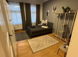 Best Preis Stadtperle 1- Stadtzentrum Wittenberge Modernes Ambiente max 3 Personen Einzelzimmer voll ausgestattet mit MagentaTV, WLAN, Waschmaschine