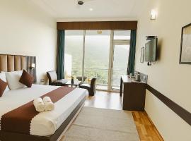 Kasauli View Resort # Parking # lift # Garden # Restaurant # Open Terrace # On Road Location，位于卡绍利的酒店
