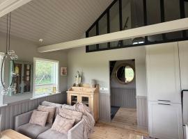 Luxurious Cabin with Hot tub，位于Stóri-Ás的酒店