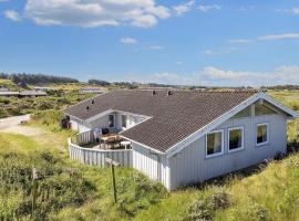12 person holiday home in Hjørring，位于伦斯楚普的酒店