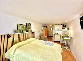 Cosy apartment with private terrace，位于Vallensbæk的酒店