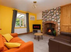 Calder Canal by Alt-Stay - Peaceful 3 Bed Canal Side Cottage Contractor and Relocation Accommodation Wakefield with Stunning Views, Parking, Kitchen, Laundry, Smart TV and Wi Fi - Weekly and Monthly Rates