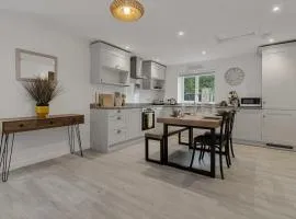 Tor Cottage -Private Hot Tub & Communal Swimming Pool with Fishing nearby