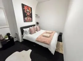 Quarto 2 em casa compartilhada a 10 min do centro