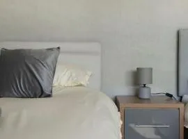 Free Parking - Central - Sleeps 4 - Great Location