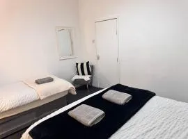 Quarto 3 em casa compartilhada a 10 min do centro