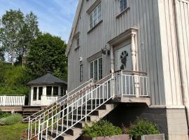 Charming villa with a historical touch, divided vertically，位于纳尔维克的酒店