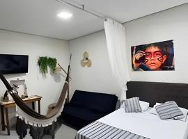 Est&uacute;dio Aconchego da Amaz&ocirc;nia at&eacute; 06 pessoas，位于里约布兰科的带停车场的酒店