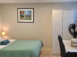 Private studio near train station & Sonian Forest