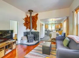 Less Than 1 Mi to Coquille River Cottage with Private Yard!