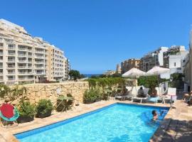 Follow the Sun Boutique Hostel - Pool, Breakfast & Sea Views，位于圣朱利安斯的酒店