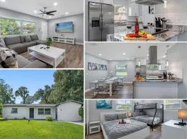 Charming & Renovated Home 20 Minutes from Tampa