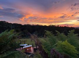 Mountain Retreat - Cabin vibes with outdoor baths，位于Rawson的酒店
