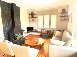 CAL QuEROL LlíViA 1 Venta fortaits y alquiler y clases esquí con transporte，位于利维亚的酒店