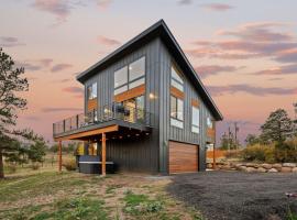 Modern Mtn Escape! Hot Tub Fireplace Views!，位于Bailey的酒店