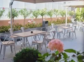 Dayin Hotel -Shanghai Hongqiao Beixinjing Metro Station Branch -Large Social Area -Bar -Café -Gym -Free Laundry Luggage Storage -24H Front Desk-English Service