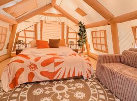 Prairie Junction Glamping Tent，位于Stettler的豪华帐篷