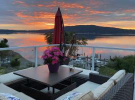 Beachbreeze Panoramic Oceanview 5BR 4BA Romantic Sunrise & Celestial Views，位于Mill Bay的酒店