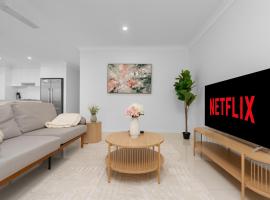 Whispering Pines - Stylish 3BR Duplex close to M1，位于Pimpama的酒店