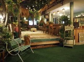 The oasis on 8 Villa pool table & KTV