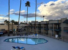 Super 8 by Wyndham Mesa Downtown Near Convention Center，位于梅萨的酒店