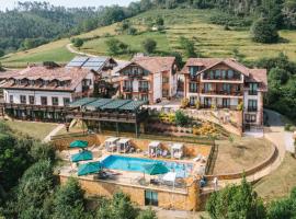 Hotel Cerro La Nina，位于Bece&ntilde;a的带停车场的酒店