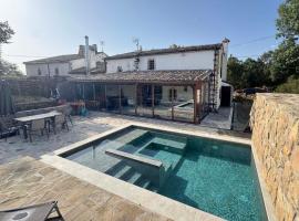 Villa El Molino Blanco，位于Molinos de Raz&oacute;n的带泳池的酒店