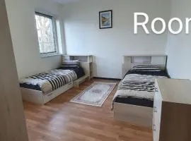Zimmer 2 von 3 mit Gemeinschaftsbad-Küche, 30min Köln Messe Bahnhof, 5min Leverkusen Bahnhof Zentrum