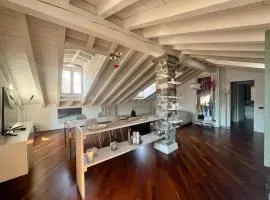 Vanessa's Art Rooftop Attic - City View - San Fedele, Historic Center Como