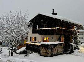 WEF Central Luxury Mountain Chalet - Sauna, Fireplace, Panoramic Views & Private Apartment Included，位于克洛斯特斯的酒店