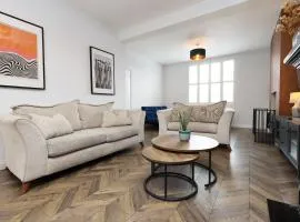 Spacious 3 Bedroom Home in Heart Of Pontypool With Parking - By EKLIVING LUXE Short Lets & Serviced Accommodation