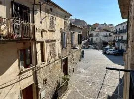 Casa Valente, Affaccio sulla Piazza Carpinone