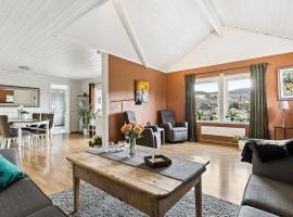 Spacious 3-Bedroom Apartment with Balcony and Free Parking Orkland near Trondheim，位于Fannrem的酒店