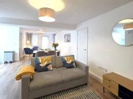 Deluxe One Bed Flat at Dawe Luxury Suites - An Entire Apartment near Ely Cathedral & Train Station - Ideal Gateway to Explore Ely, Cambridge, Norfolk & London - Sleeps up to 4