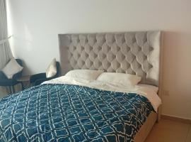 Nice room inside sea view apartment，位于阿吉曼的酒店