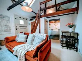 Stylish 1BD Cottage with Fireplace and Parking