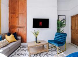 5BR House, Sleeps 10 guests - Free Parking - Business & Contractor Stays，位于庞特佛雷特的酒店