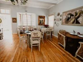 Tuis Guest House and Coffee Shop