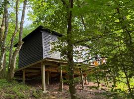 Idylisk primitiv hytte midt i skoven，位于Them的酒店