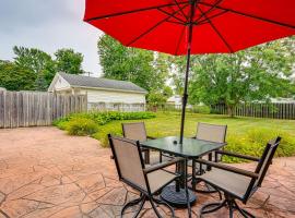 1 Mi to Dtwn Suburban Home with Yard in Owosso，位于Owosso的酒店