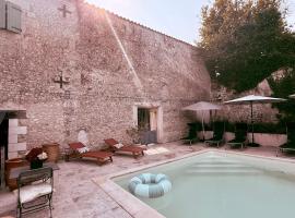 Le Patio Bleu，位于Saint-Romain的带热水浴缸的酒店