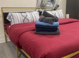 New 4 Apts-198-3 Bed Apt 1st Floor & 3 Bed Apt 2nd Floor - 1 Bed Studio Apt Ground Floor & 1 Bed Studio Apt Ground Floor near Penn Station EWR Newark NJ Airport Hospital Manhattan NYC，位于纽瓦克的酒店