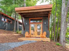 1 Mile to Downtown West Jefferson Camping Cabin #5，位于西杰斐逊的酒店