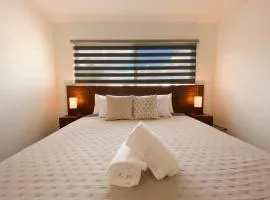 Casa Moderna en privada con Alberca 5 min del Aeropuerto y Consulado Americano