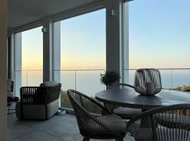 2-bedroom apartment with breathtaking ocean view，位于艾日的酒店