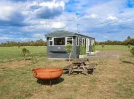 Cosy Family Cabin with Puppies, Horses & Games Room